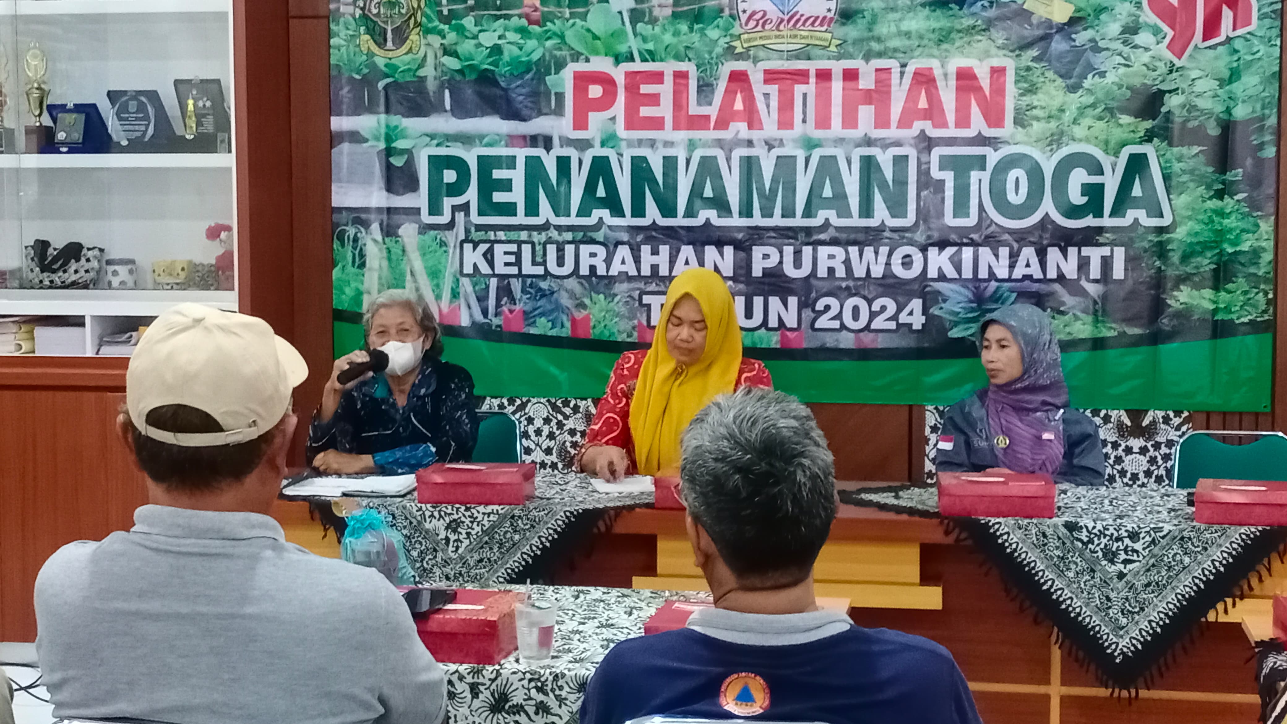 PELATIHAN PENANAMAN TOGA DI KELURAHAN PURWOKINANTI