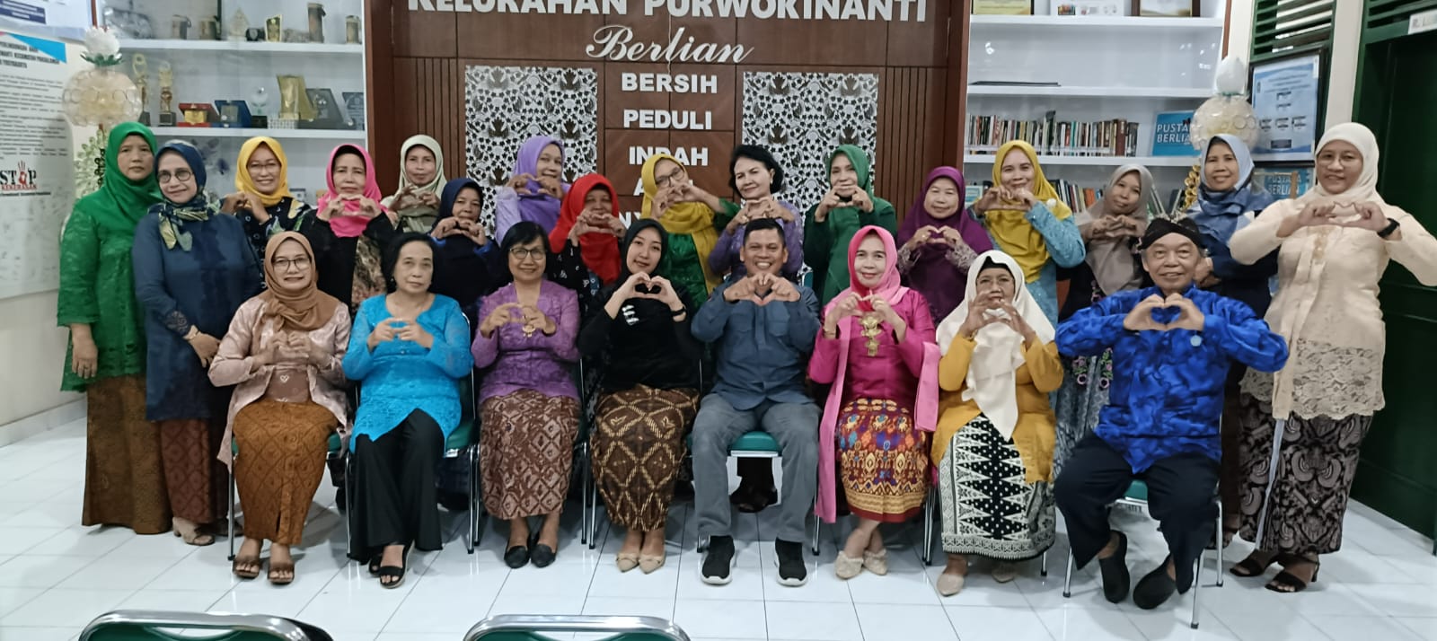 Pertemuan TP PKK Kelurahan Purwokinanti Peringati Hari Ibu ke-96 Tahun 2024 Dengan Pakaian Adat Jawa dan Pengajian