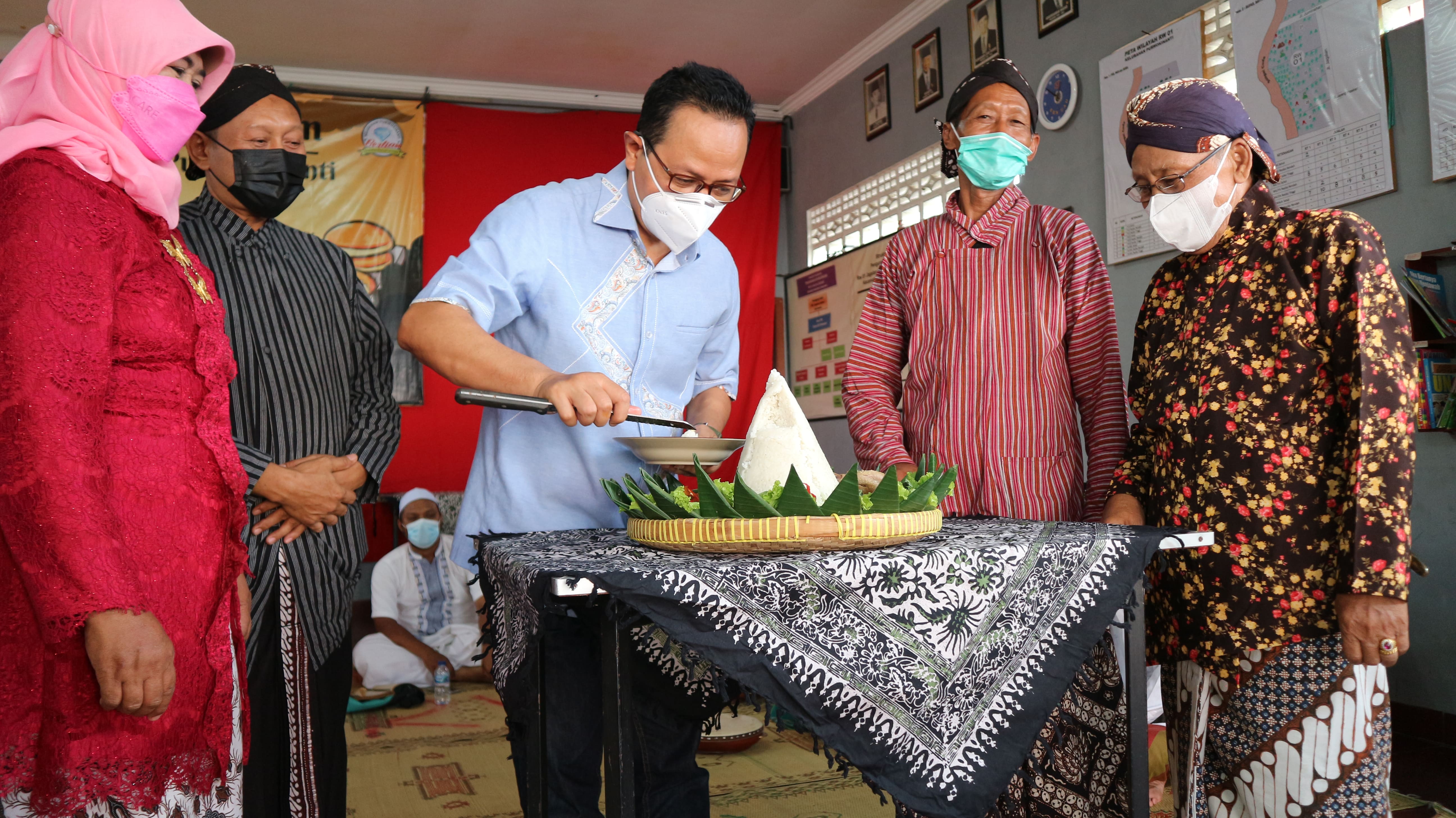Warga Kelurahan Purwokinanti mengadakan gelar upacara adat Ruwahan